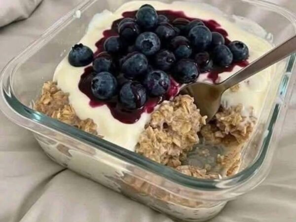 Oatmeal with blueberries and yogurt